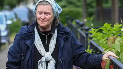 Monika Siems wurde am helllichten Tag von zwei Männern überfallen. Einer der Täter riss ihr die Handtasche über den Kopf weg.