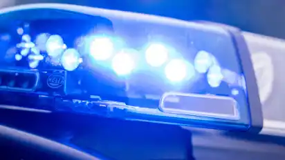 Nach einem Zusammenstoß hat sich ein Auto überschlagen und ist auf dem Dach zum Liegen gekommen.