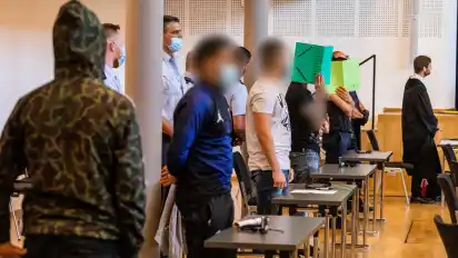 In Freiburg wurden 2020 in einem Prozess wegen Gruppenvergewaltigung einer 18-Jährigen die meisten der elf Angeklagten zu Haftstrafen verurteilt.