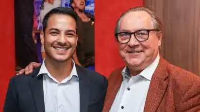 Eigentlich wollte Knut Schakinnis (rechts), langjähriger Betreiber des Bremer Theaterschiffes und der Komödie Bremen, am Mittwoch bei einer Pressekonferenz vor allem Stellung zu von Mitarbeitern erhobenen Vorwürfen wegen ausstehender Zahlungen nehmen. Dann stellte er überraschend den neuen Betreiber des Theaterschiffes vor: Paulo Bezerra.
