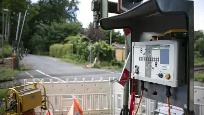 Über diese Tafel wird der Bahnübergang aktuell noch manuell gesteuert. Aus Sicherheitsgründen muss er nun ganz geschlossen werden.
