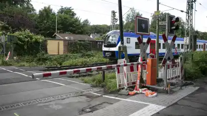 Der Bahnübergang an der Straße Am Vogelbusch wird ab Sonnabend vollständig gesperrt, auch für Fußgänger und Radfahrer, und voraussichtlich bis Sommer 2025 nicht nutzbar sein.