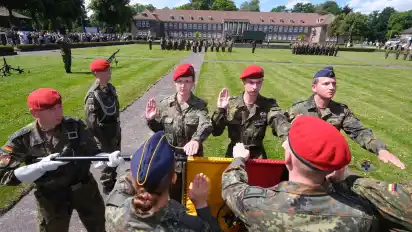 Zum feierlichen Gelöbnis traten Donnerstagvormittag in der Delmetal-Kaserne Rekruten an, um den Eid auf die Verfassung abzulegen.