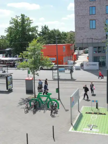 In den kommenden Wochen sollen Anwohner bereits kleine Veränderungen feststellen können. So werden als ein erster Schritt neue Bänke auf dem Platz aufgestellt.