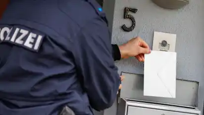 Per Amtshilfe für die Stadt Brandenburg lieferte die Polizei einen Brief mit traurigen Nachrichten für eine Familie in Bremen aus.