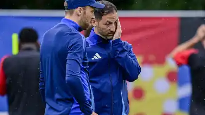 Belgiens Trainer Domenico Tedesco (rechts) trifft mit seinem Team im Achtelfinale auf Titel-Favorit Frankreich.
