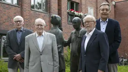 Ratsherren der ersten Stunde - (von links) Hermann Gerken, Heinrich Husmann, Cord Klee und Christian Meyer - waren zum Empfang anlässlich des 50-jährigen Bestehens der Samtgemeinde Tarmstedt ins Rathaus geladen.