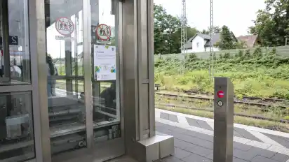 Wochenlang war der Fahrstuhl am Bahnhof Osterholz-Scharmbeck kaputt. Vom Rat der Bahn, dass Menschen mit Behinderung in Ausnahmefällen die Feuerwehr rufen sollen, um die Treppen zu überwinden, ist der Stadtbrandmeister wenig begeistert.