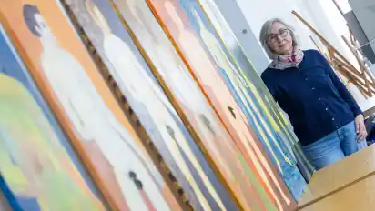 Im Moment stehen die Werke des Kunstkurses von Brigitte Gläsel wieder in der Kunstschule. Im Rathaus waren sie nicht erwünscht.