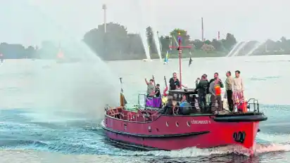 Das Löschboot 1 präsentiert zum Hafenfest auch die Wasserfontänen.