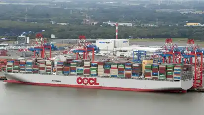 Das Containerschiff „OOCL Finland“ hat auf seiner Jungfernreise auch den Jade-Weser-Port in Wilhlemshaven angelaufen.