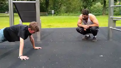 Nobar Hussein leitet die Mädchen und Jungen beim Hood-Training in Oyten an.