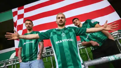 Romano Schmid und Co. zeigen es: So sieht das Heimtrikot des SV Werder Bremen in der Saison 2024/2025 aus.