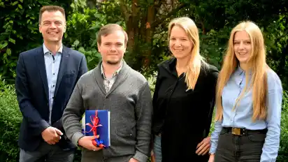 Auch Kevin Bielefeld (2.von links) ist als Quereinsteiger zur Gemeinde Ganderkesee gekommen. Zur bestandenen Prüfung gratulierten Erster Gemeinderat Matthias Meyer (links) sowie die Ausbildungsbeauftragte Sonja Engelke (2. von rechts) und die Jugend- und Ausbildungsvertreterin Michelle Gefken (rechts).
