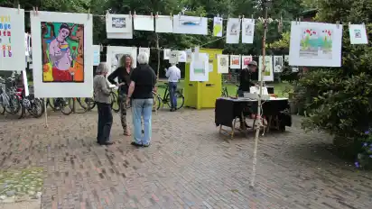 Ina und Markus Landt zeigen vor der Tourist-Information in der Bergstraße ihre Druckgrafiken an der Leine und präsentieren in der Künstlerpresse Worpswede, wie eine Radierung hergestellt wird.