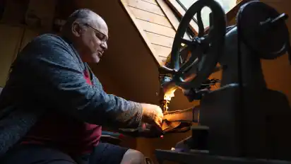 Gerd Jurries führt einige Näharbeiten auch mal zu Hause in Barrien aus – an seiner geliebten Nähmaschine Adler 30-1 aus den 1980er-Jahren.