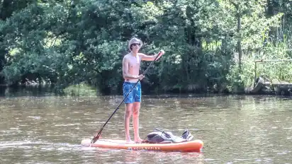 Stand-up-Paddeln ist in den vergangen Jahren zur Trendsportart geworden. Auf der Hamme ist das Stehpaddeln allerdings nur auf einem Teilstück erlaubt (Archivbild).