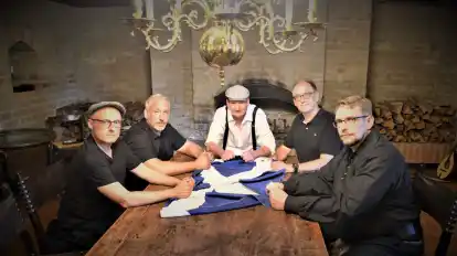 Callanish spielt traditionelle keltische Stücke sowie Lieder aus Schottland, England, Amerika, Deutschland und Kanada.