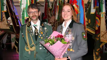 Das Jubiläumskönigspaar: Markus Hoffmann (SV Annenhiede) und Maraike Alfs (SV Grüppenbühren) kamen dem Teiler 197,4 am nächsten.