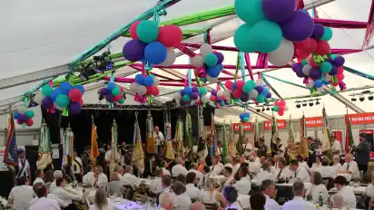 Die Fahnenträger der 24 Vereine demonstrierten beim Festakt anlässlich des 50-jährigen Bestehens des Schützenkreises Delmenhorst und Umgebung den Zusammenhalt der Schützen.