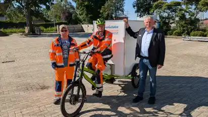 Jens Zimmermann, Wolfgang Pundt und Bürgermeister Hartmut Schierenstedt sind gespannt auf dfie Erfahrungen, die die Gemeinde mit dem Lastenrad machen wird.