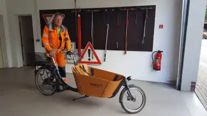 Der kommunale Betriebshof Lemwerder besitzt bereits seit Längerem ein Lastenrad, mit dem Leiter Hartwig Sondag viel unterwegs ist.