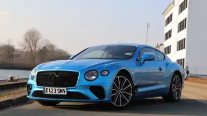 Der Bentley Continental GT ist seit mehr als 20 Jahren auf den Straßen der Welt vertreten. Seinerzeit kam er ausschließlich mit bärenstarkem W12-Motor auf den Markt. Nun steht die dritte Generation vor uns – ebenfalls mit W12- und V8-Motorisierung.