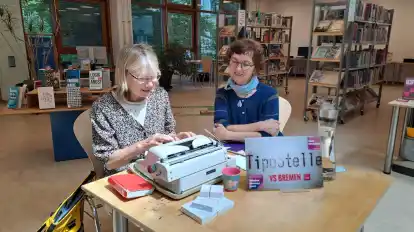 Die Autorinnen Ursula Pickener und Martina Burandt (v.l.) haben in der Stadtbibliothek live Texte verfasst.