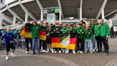Zeigen Flagge vor dem Ullevi-Stadion in Göteborg: die Juniorenfußballer des TSV Bassum.