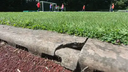 Im Stadion am Klosterholz ist unter anderem die Abdeckung der Entwässerungsrinne, zwischen Rasenplatz und Laufbahn, gebrochen.