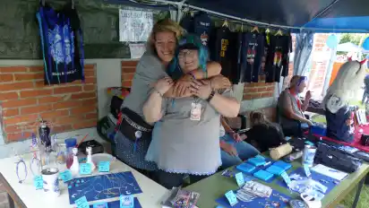 Das Duo ”Tanni und Tüddel” sorgen für das passende Merchandise-Angebot.