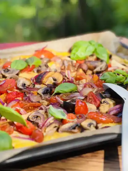 Sommerliches Rezept: Rosmarinpolenta mit Tomaten und Champignons