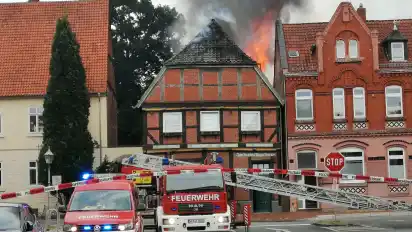Der Dachstuhl des historischen Fachwerkhauses von 1680 steht in hellen Flammen.
