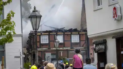 Aufgrund des Feuers gab der Giebel nach und stürzte auf den Bürgersteig.