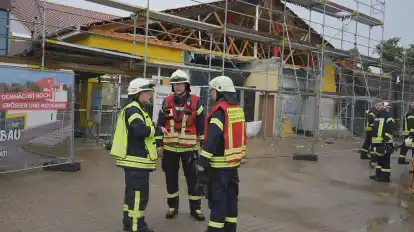 In einem im Umbau befindlichen Verbrauchermarkt in Barrien ist das Dach wegen Starkregens zum Teil eingestürzt.