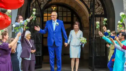 Bürgermeister Andreas Bovenschulte mit seiner Ehefrau Kerstin Krüger nach dem Ja-Wort vor dem Rathaus.