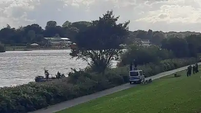Am Osterdeich läuft derzeit ein größerer Einsatz. Ein Mannschaftswagen sowie ein Polizeiboot sind unten am Ufer der Weser unterwegs.