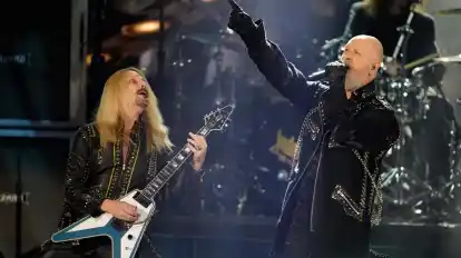 Auch im Heavy Metal finden sich wenige positive, dafür martialische Botschaften, so die die Aussage der Studie: Richie Faulkner (links) und Rob Halford von Judas Priest.