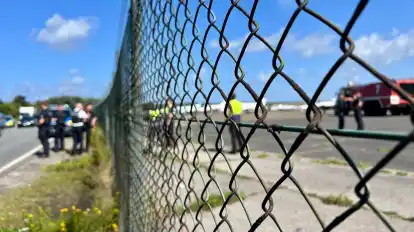 Am Flughafen Sylt sind Polizisten schnell zur Stelle, nachdem Klima-Aktivisten der Letzten Generation ein Loch in den Zaun geschnitten haben und auf das Gelände gelangt sind.