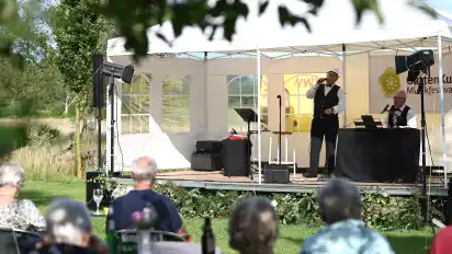 Sänger Gerd Albers und Pianist Jens Buntemeyer gastieten mit ihrem Herrenabend am Freitag auf der Museumsanlage des Heimatvereins Ströhe-Spreddig.
