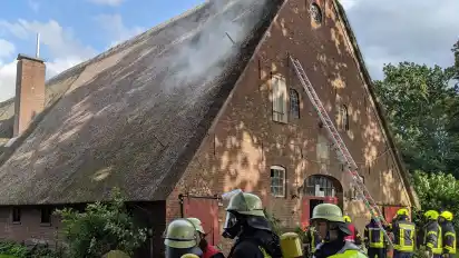 Die Löscharbeiten im Inneren des Strohdachhauses zeigten Wirkung. Kurz vor dem Durchschlagen der Flammen durch das Strohdach konnte eine Brandausweitung verhindert werden.