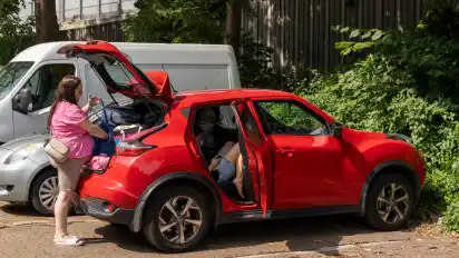 Viktoria verstaut die letzten Sachen im Kofferraum, während die drei Kinder schon im Auto sitzen. In wenigen Momenten startet die Fahrt von der Neustadt zurück in die Ukraine.