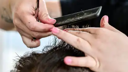Ein Herrenhaarschnitt für unter 20 Euro? Aus Sicht der Bremer Friseurinnung kann in solchen Salons nicht mit rechten Dingen zugehen.