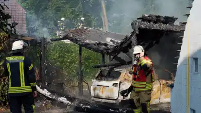 Ein Auto und ein Carport wurden bei dem Brand komplett zerstört.