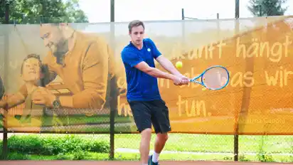 Marco Mennebäck gewann sein Einzel souverän und legte damit den Grundstein für das Weiterkommen des TC Blau-Weiß Delmenhorst.