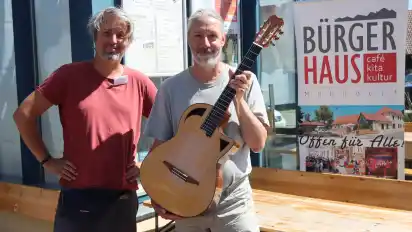 Sven Bohling und Falk Mörsner (rechts) erwarten zahlreiche Besucher zum Gitarrenfestival.