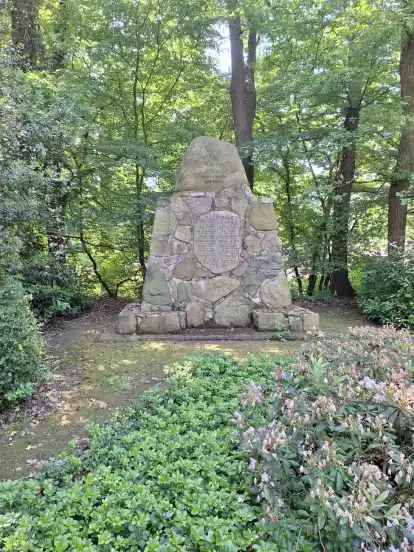 Zeit für eine Rast: das Denkmal für die Kriegstoten in Beckedorf.