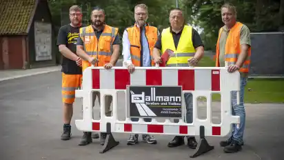 Sehen die Baustelle an der K 116 im Zeitplan (von links): Polier Jens Unkraut, Bauleiter Heinrich Geck, Werner Bloem (Niederlassungsleiter der Firma Dallmann in Edewecht), Bernd Fredrich von der Kreisverwaltung und Hans Lindemann von der NLSTBV.