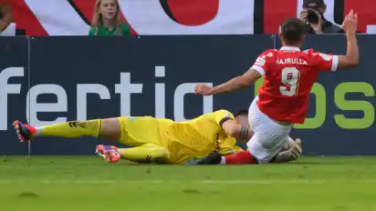 Die Szene vor dem Platzverweis: Romario Hajrulla rutscht gefährlich in Werder-Keeper Michael Zetterer herein.