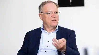 Niedersachsens Ministerpräsident Stephan Weil will Licht in das Dickicht aus Vorgaben bringen. (Archivbild)